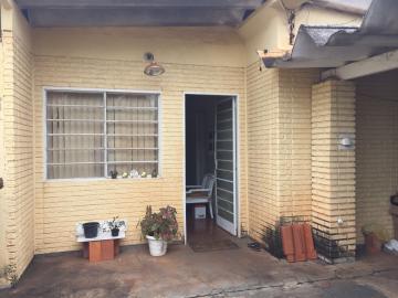 Casas / Padrão em Ribeirão Preto Alugar por R$1.200,00