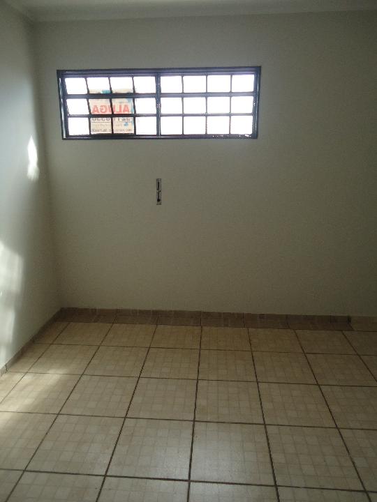 Alugar Casas / Padrão em Ribeirão Preto R$ 600,00 - Foto 2