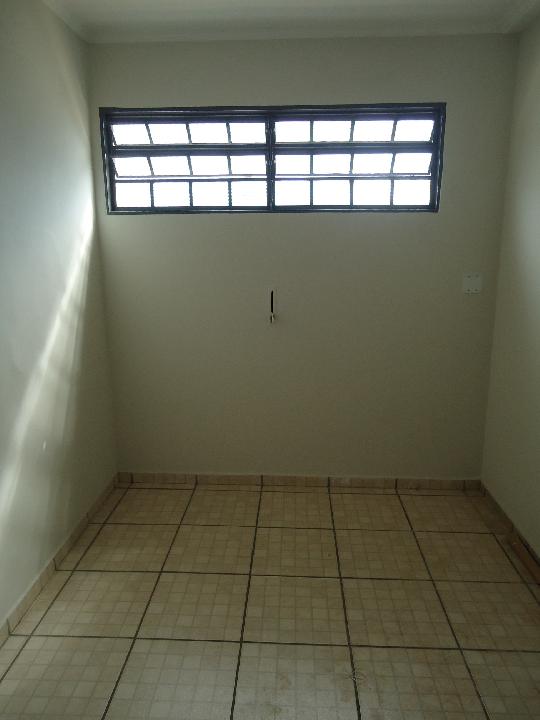 Alugar Casas / Padrão em Ribeirão Preto R$ 600,00 - Foto 3