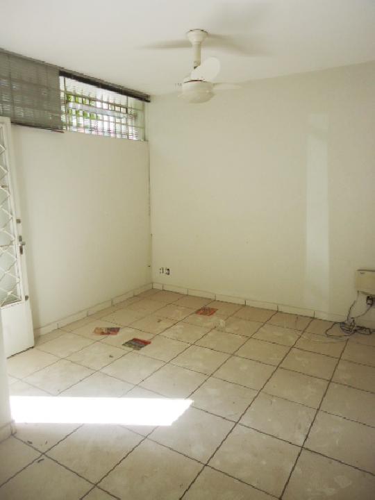 Alugar Casas / Padrão em Ribeirão Preto R$ 2.000,00 - Foto 1