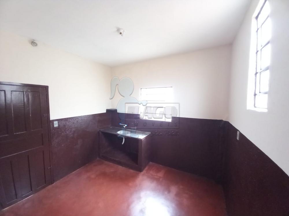 Alugar Casas / Padrão em Ribeirão Preto R$ 450,00 - Foto 2