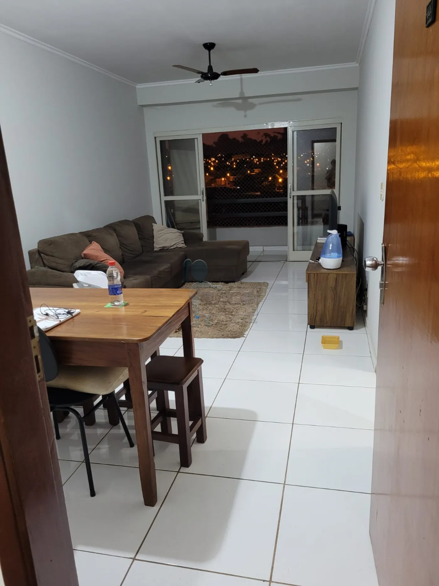 Alugar Apartamentos / Padrão em Ribeirão Preto R$ 800,00 - Foto 1