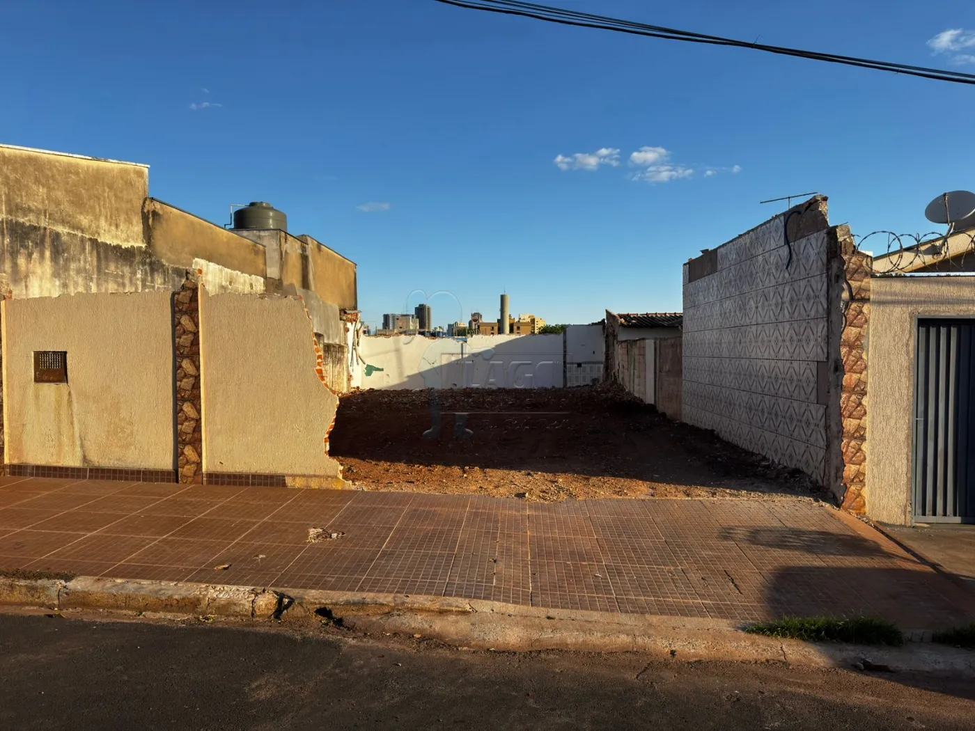 Comprar Terreno / Padrão em Ribeirão Preto R$ 300.000,00 - Foto 1