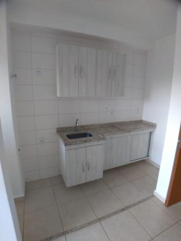 Alugar Apartamentos / Padrão em Ribeirão Preto R$ 700,00 - Foto 2