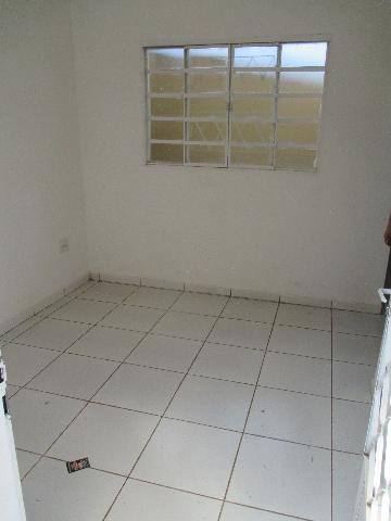 Alugar Casas / Padrão em Ribeirão Preto R$ 800,00 - Foto 2