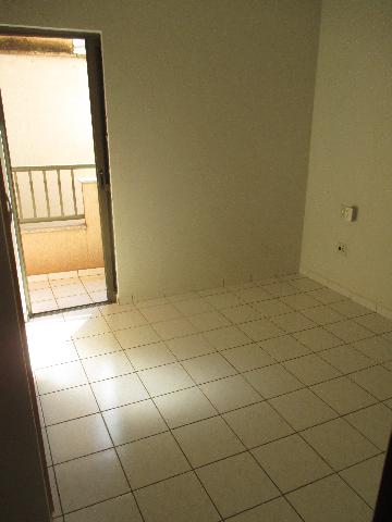 Alugar Apartamentos / Padrão em Ribeirão Preto R$ 730,00 - Foto 2