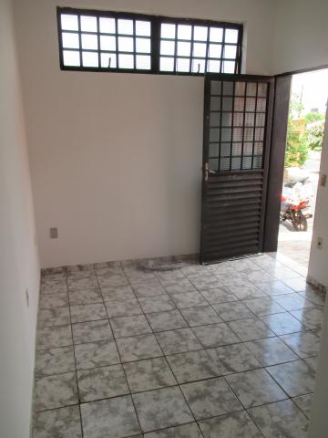 Alugar Casas / Padrão em Ribeirão Preto R$ 650,00 - Foto 2