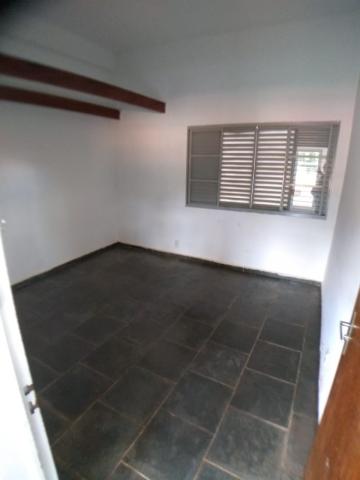 Alugar Casas / Padrão em Ribeirão Preto R$ 900,00 - Foto 1