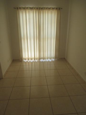 Alugar Apartamentos / Padrão em Ribeirão Preto R$ 650,00 - Foto 1