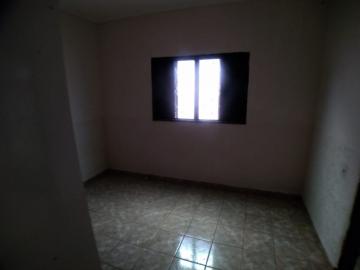 Alugar Casas / Padrão em Ribeirão Preto R$ 800,00 - Foto 4