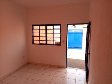 Alugar Casas / Padrão em Ribeirão Preto R$ 650,00 - Foto 1