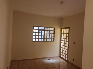 Alugar Casas / Padrão em Ribeirão Preto R$ 1.100,00 - Foto 1