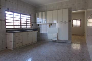 Alugar Casas / Padrão em Ribeirão Preto R$ 1.650,00 - Foto 2