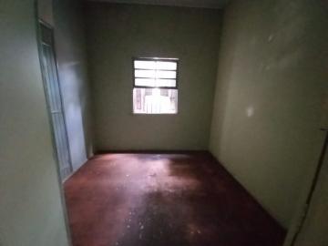 Alugar Casas / Padrão em Ribeirão Preto R$ 750,00 - Foto 2