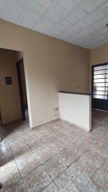 Alugar Casas / Padrão em Ribeirão Preto R$ 750,00 - Foto 8