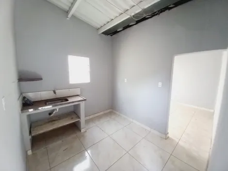 Alugar Casas / Padrão em Ribeirão Preto R$ 550,00 - Foto 4