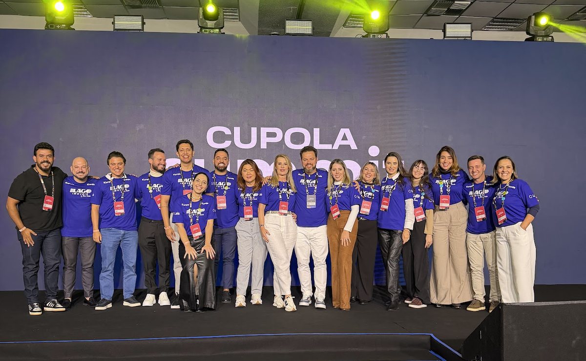 Equipe de lideran&ccedil;a da Lago Im&oacute;veis no palco do evento Cupola