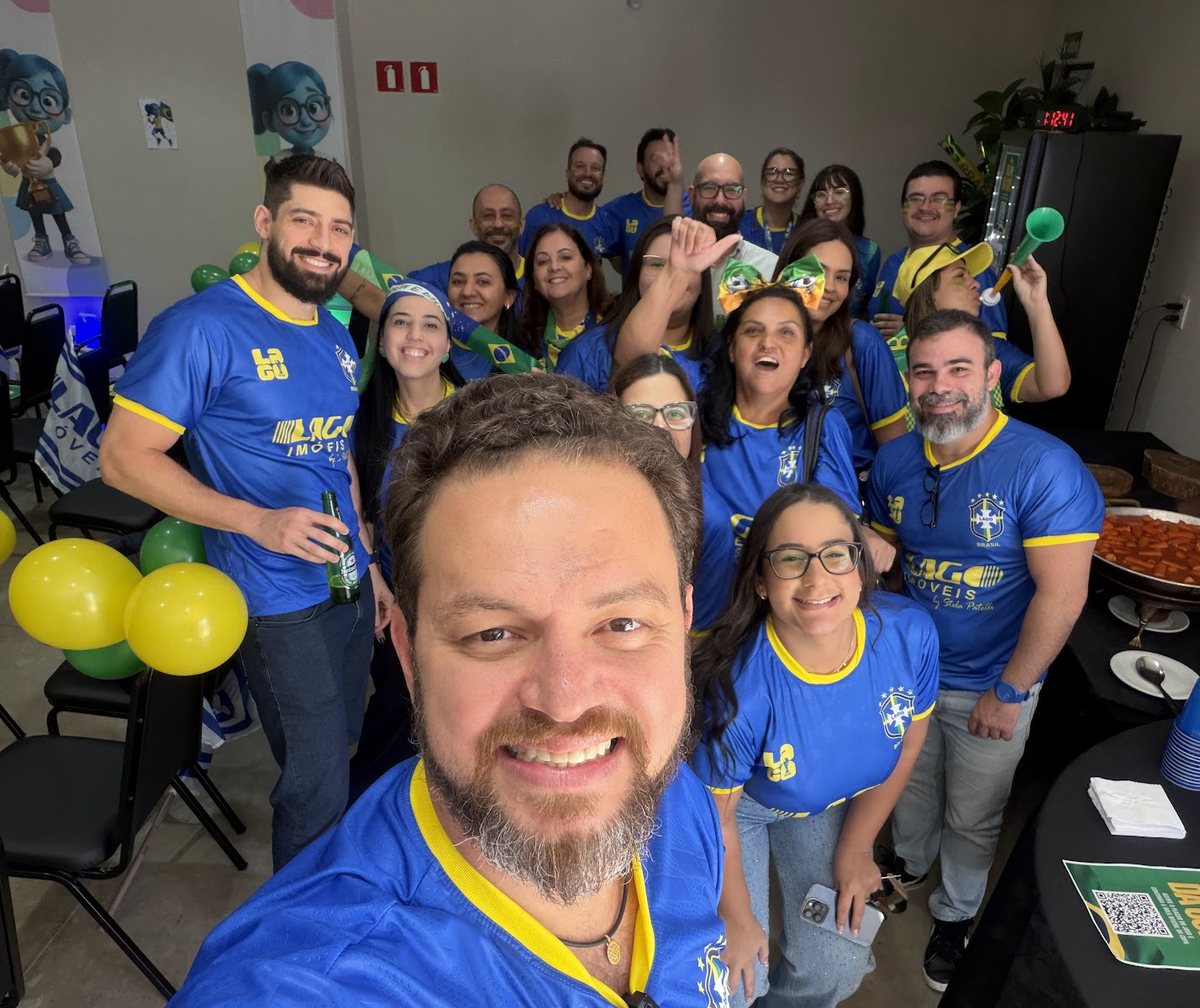 Colaboradores da Lago Im&oacute;veis reunidos em confraterniza&ccedil;&atilde;o